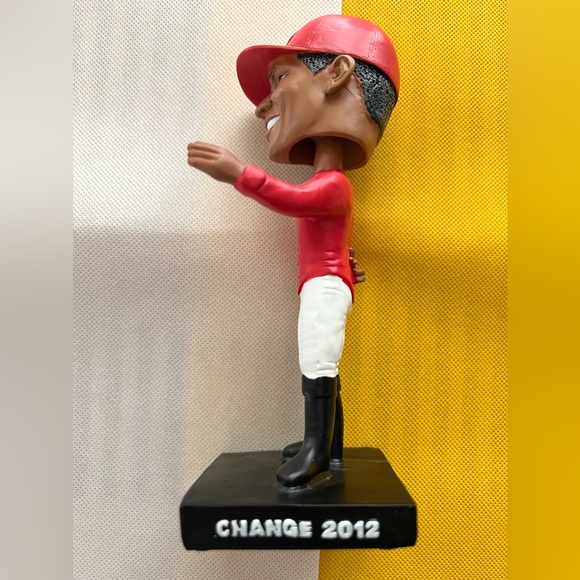 Barack Obama 7 Inches Tall Polyresin Bobblehead Action Figure - Picture 9 of 12